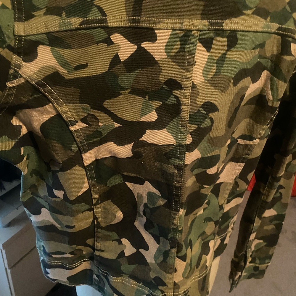 Camo Jean jacket. Sz large. Lots of details. - Picture 6 of 9